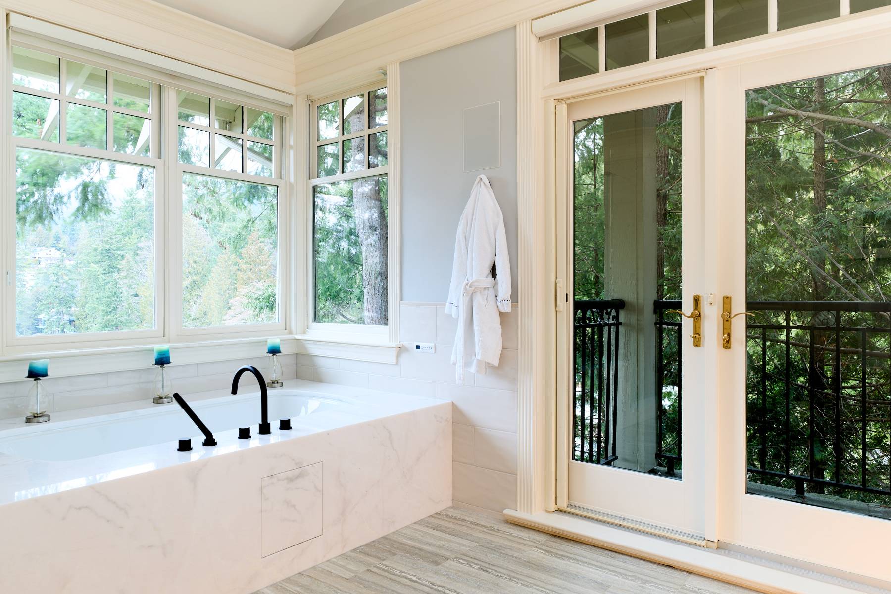 The Magic of Modern Bathrooms: How General Contractors Implement Innovative Designs